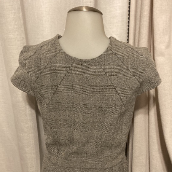 NWT fdress in woven fabric. Cap sleeves, and seam at waist. … - Picture 2 of 14